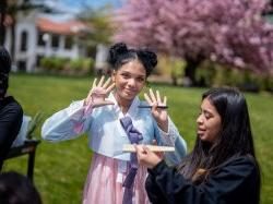 穿日本服装的学生.