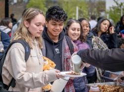 享受国际美食的学生