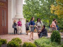 Graduate School students talking 外 of 大学 Hall entrance